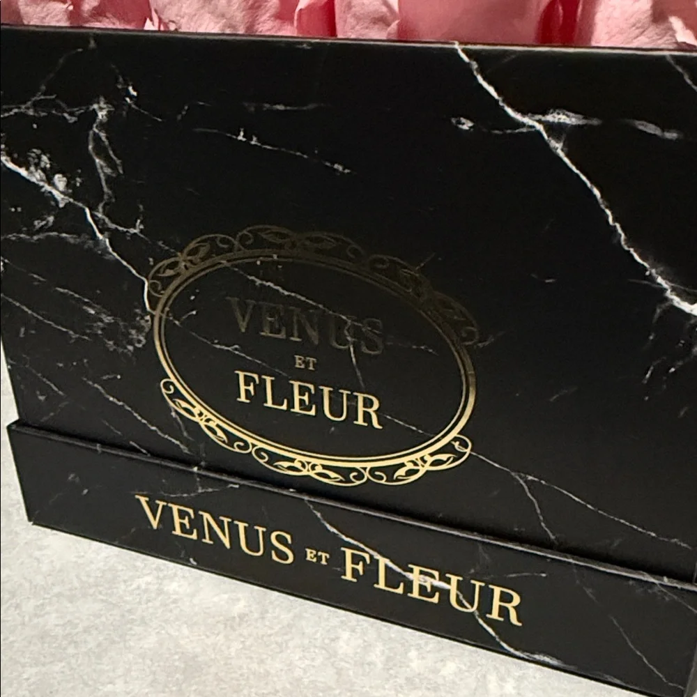 Venus Et Fleur Pink Roses in Black Box - Picture 4 of 9